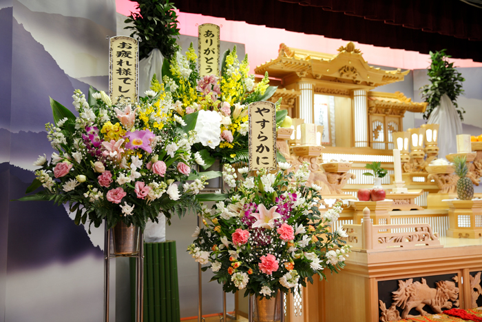 香典を辞退された場合は、供花や盛籠をお供えする