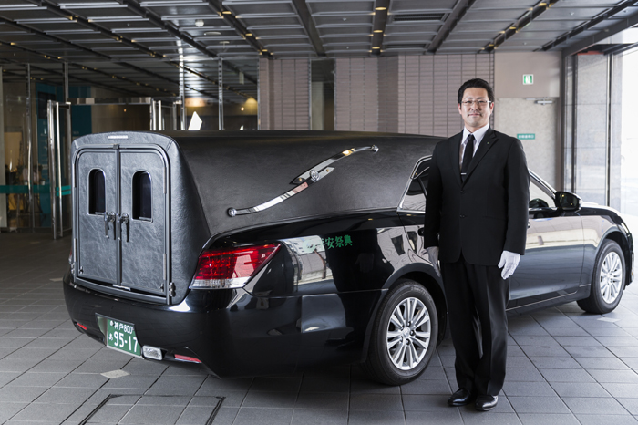 霊柩車と従業員