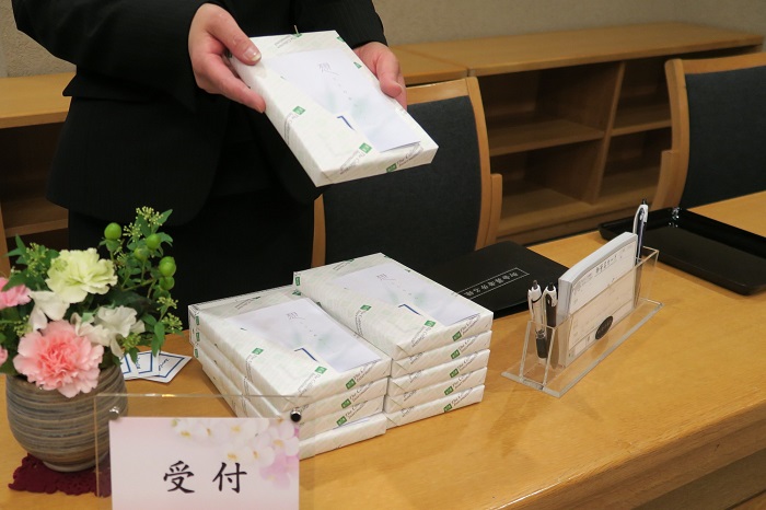 供養品や当日返しをお渡しする