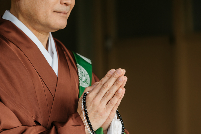 拝む聖職者