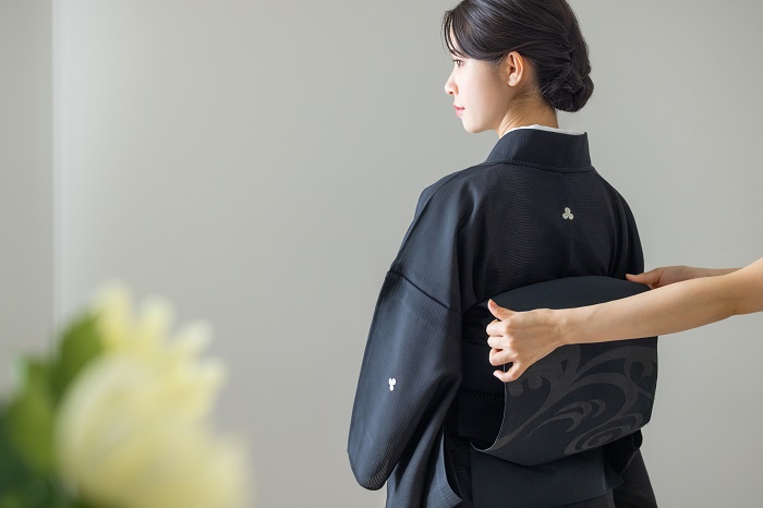 喪服女性