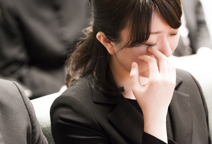 喪主の挨拶、参列者女性