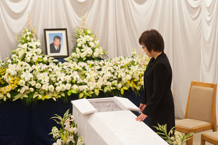 家族葬でも祭壇が必要