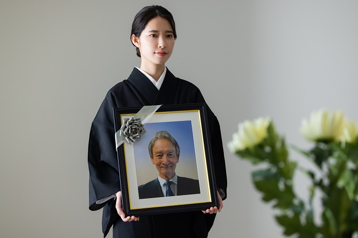 正喪服の女性