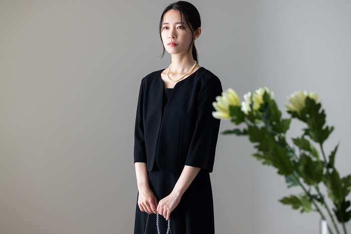 準喪服の女性