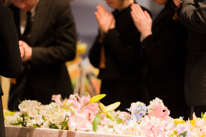 家族葬の費用は安く抑えることができる？